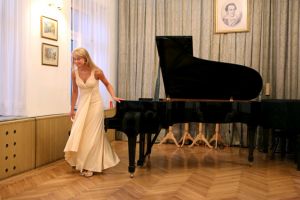 Anna Lipiak podczas recitalu inauguracyjnego. Klub Muzyki i Literatury, 20.08.2012.